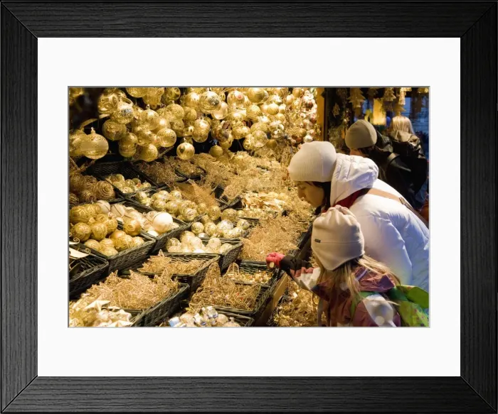 Framed Print : Girl and woman looking at Christmas decorations at stall, Christkindlmarkt Framed Print : Girl and woman looking at Christmas decorations at stall, Christkindlmarkt