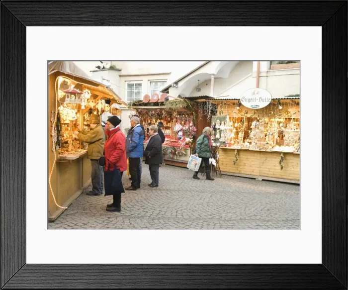 Framed Print : Shoppers at Christmas stalls of Stern Advent Markt market, Salzburg, Austria, Europe Framed Print : Shoppers at Christmas stalls of Stern Advent Markt market, Salzburg, Austria, Europe