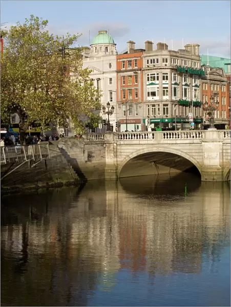 O Connell Bridge on the Liffey River, Dublin, Republic of Ireland, Europe