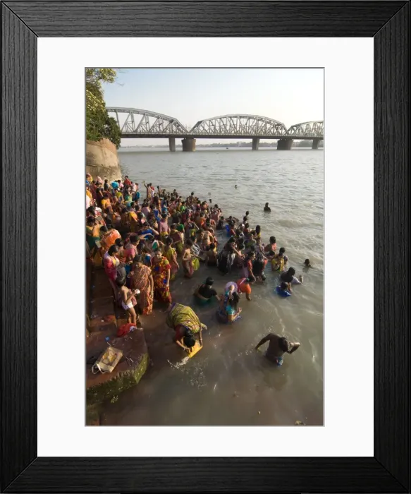 Framed Print : Crowds of people in front of Kali Temple bathing in the Hooghly River, Kolkata Framed Print : Crowds of people in front of Kali Temple bathing in the Hooghly River, Kolkata