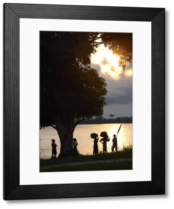 Framed Print : Children seen on the banks of the Congo river, Democratic Republic of Congo, Africa Framed Print : Children seen on the banks of the Congo river, Democratic Republic of Congo, Africa