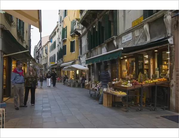 Green grocers shop in Calle dei Boteri, San Polo, Venice, Veneto, Italy, Europe