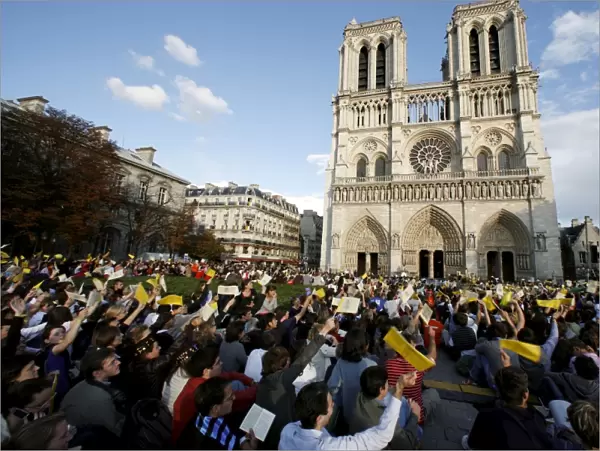 Crowds welcome the arrival of Pope Benedict XVI in front of Notre Dame