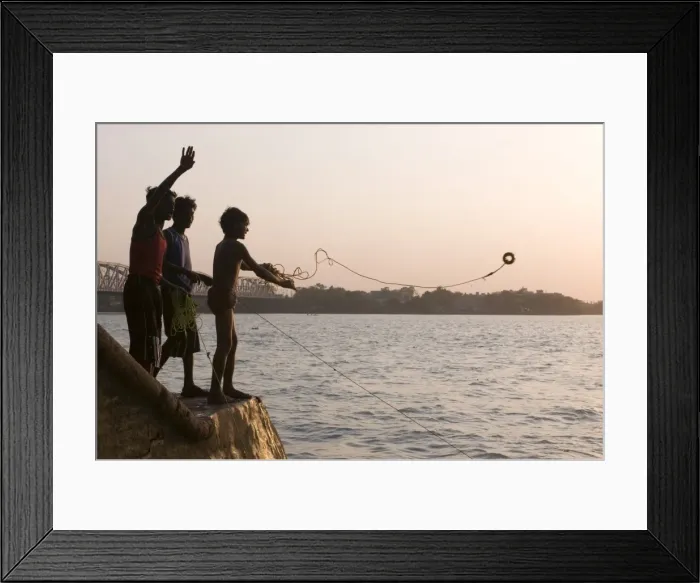 Framed Print : Young boys fishing for metal coins in the Howrah River, Kolkata (Calcutta) Framed Print : Young boys fishing for metal coins in the Howrah River, Kolkata (Calcutta)