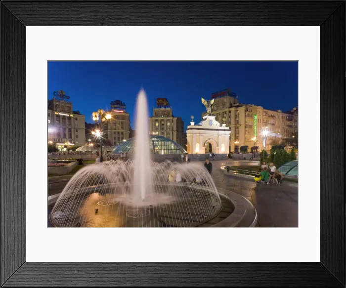 Framed Print : The fountains in Maidan Nezalezhnosti (Independence Square) at dusk, Kiev Framed Print : The fountains in Maidan Nezalezhnosti (Independence Square) at dusk, Kiev