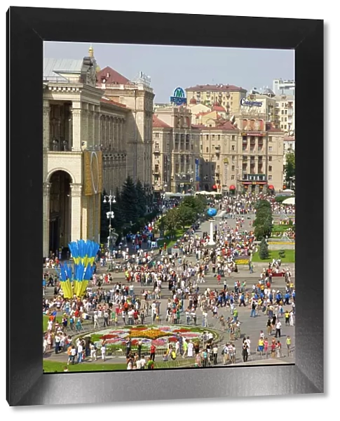 Independence Day, Ukrainian national flags flying in Maidan Nezalezhnosti