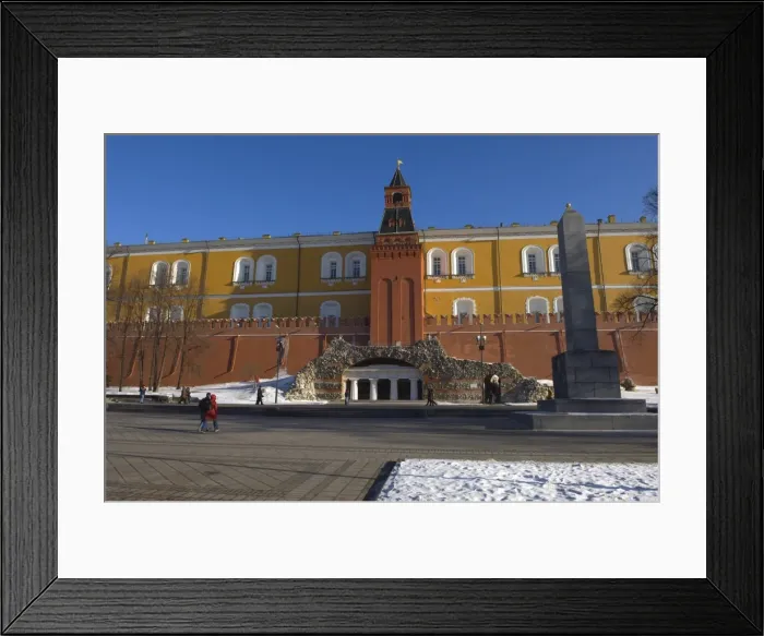 Framed Print : View from Alexander Gardens looking towards grotto and Kremlin Wall, Moscow Framed Print : View from Alexander Gardens looking towards grotto and Kremlin Wall, Moscow
