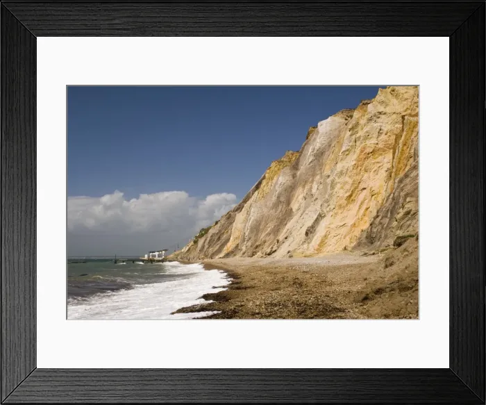Framed Print : The beach and multi-coloured cliffs at Alum Bay, accessible by chairlift Framed Print : The beach and multi-coloured cliffs at Alum Bay, accessible by chairlift