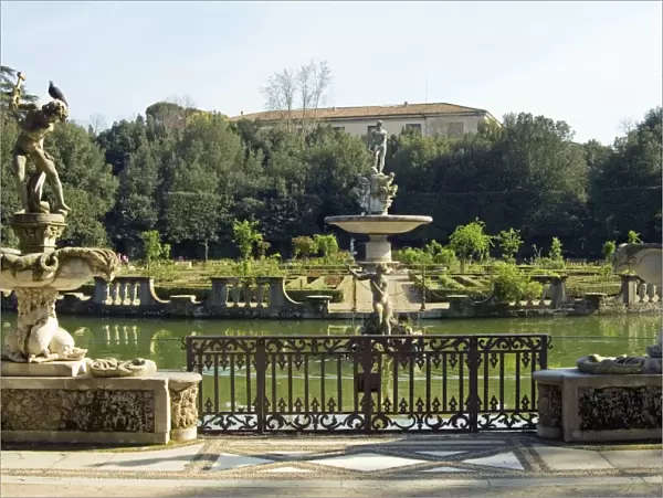 Vasca dell Isola, (Island Pond), puttos statues in front of Oceans Fountain