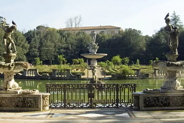 Vasca dell Isola, (Island Pond), puttos statues in front of Oceans Fountain