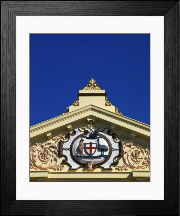 Framed Print : The Australian emblem on the pediment of a building in Kalgoorlie, Western Australia Framed Print : The Australian emblem on the pediment of a building in Kalgoorlie, Western Australia