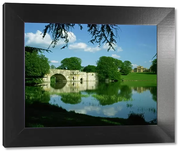 Bridge, lake and house, Blenheim Palace, Oxfordshire, England, United Kingdom, Europe
