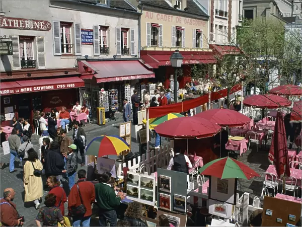 Market stalls and outdoor cafes in the Place du Tertre, Montmartre, Paris, France, Europe