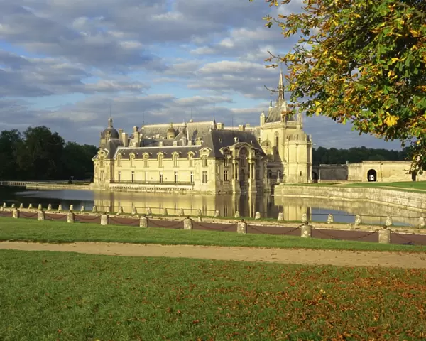 The lake and castle at Chantilly, in Picardie, France, Europe