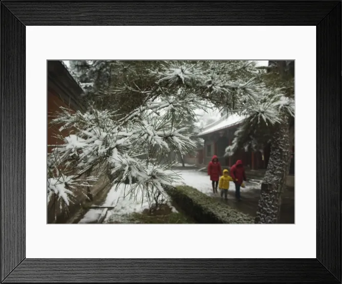 Framed Print : Visitors to a temple after winter snow, Fragrant Hills Park, Western Hills Framed Print : Visitors to a temple after winter snow, Fragrant Hills Park, Western Hills