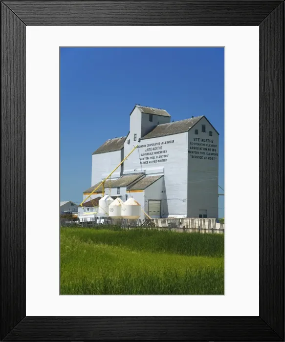 Framed Print : Grain elevator in Saint Agathe, Winnipeg Region, Manitoba, Canada, North America Framed Print : Grain elevator in Saint Agathe, Winnipeg Region, Manitoba, Canada, North America