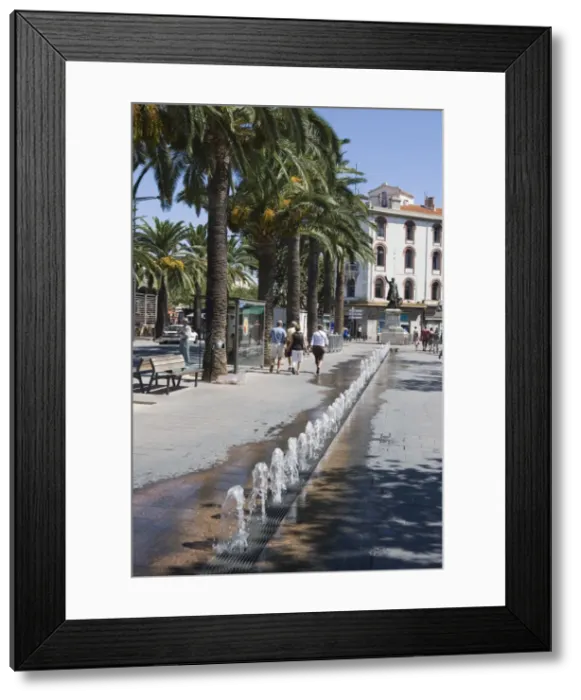 Framed Print : Fountain, Place du Pont d en Vestit, Perpignan, Pyrenees-Orientales Framed Print : Fountain, Place du Pont d en Vestit, Perpignan, Pyrenees-Orientales
