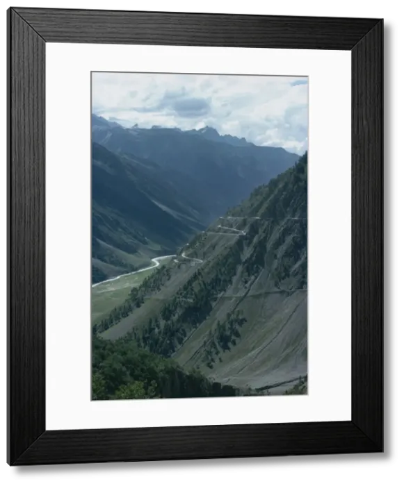 Framed Print : Road up to the Zoji La pass on route between Kashmir and Ladakh, India, Asia Framed Print : Road up to the Zoji La pass on route between Kashmir and Ladakh, India, Asia