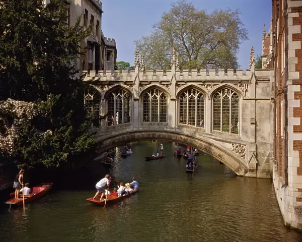 Bridge of Sighs over the River Cam at St. Johns College, built in 1831 to link New Court to the older part of the college, Cambridge, Cambridgeshire, England, United