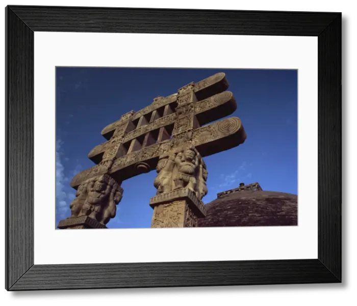 Framed Print : One of the four carved toranas (gateways) at Stupa One, Sanchi, UNESCO World Heritage Site