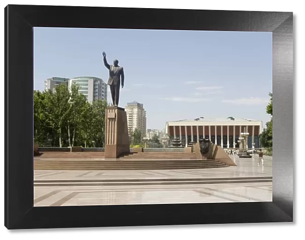 Statue of Heydar Aliyev in Fizuli Park, in front of the Republican Palace
