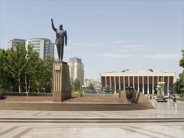Statue of Heydar Aliyev in Fizuli Park, in front of the Republican Palace