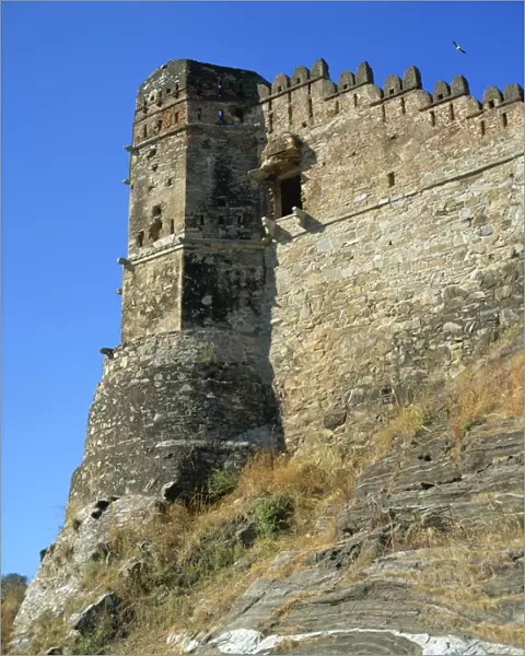 Watchtower and walls guarding approach to Badal Mahal (Cloud Palace), Kumbalgarh Fort