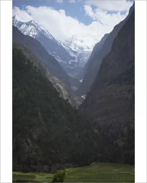 V-shaped valley on road between Darcha and Rohtang Pass, Himachal Pradesh, India, Asia