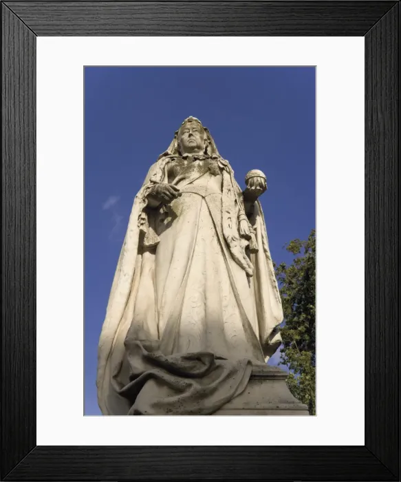 Framed Print : Statue of Queen Victoria outside the Town Hall, Royal Leamington Spa, Warwickshire Framed Print : Statue of Queen Victoria outside the Town Hall, Royal Leamington Spa, Warwickshire