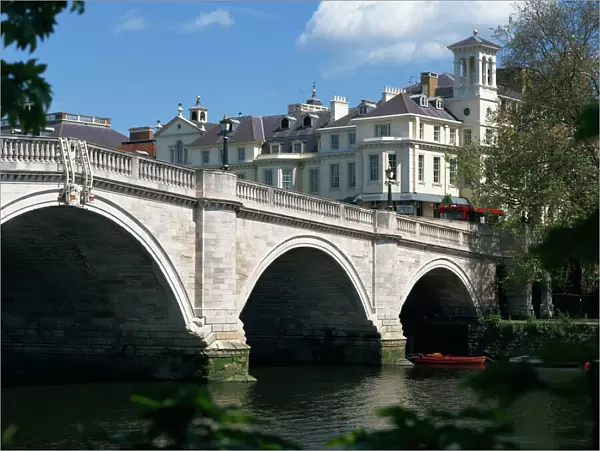 Bridge and River Thames, Richmond, Surrey, England, United Kingdom, Europe
