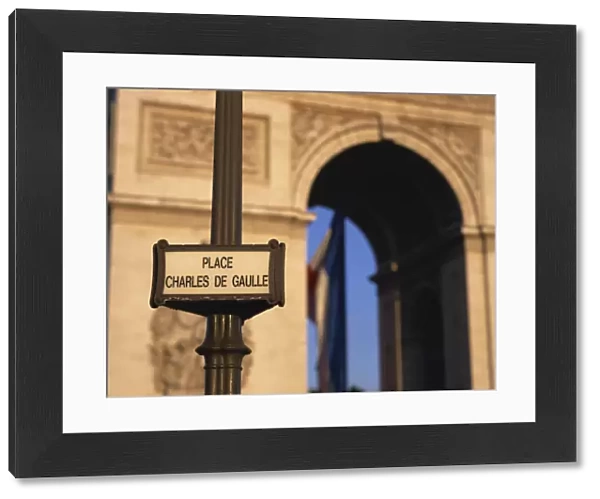 Place Charles de Gaulle street sign and the Arc de Triomphe, Paris, France, Europe
