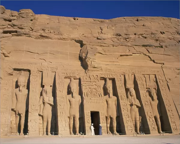 Statues of Ramses II and Queen Nefertari on front of the Temple of Hathor