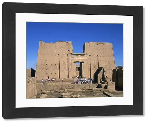 Crowds of tourists in front of the entrance pylon of the temple at Edfu