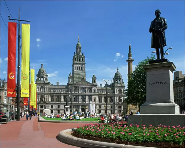 Glasgow Town Hall and monument to Robert Peel, George Square, Glasgow, Strathclyde