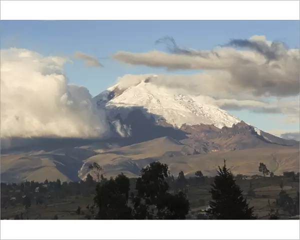 Volcan Cotopaxi, at 5897m, second highest volcano in Ecuador, known for its classic cone shape