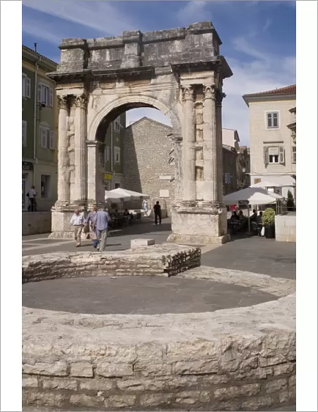 Triumphal Arch of the Sergi, Pula, Istria, Croatia, Europe