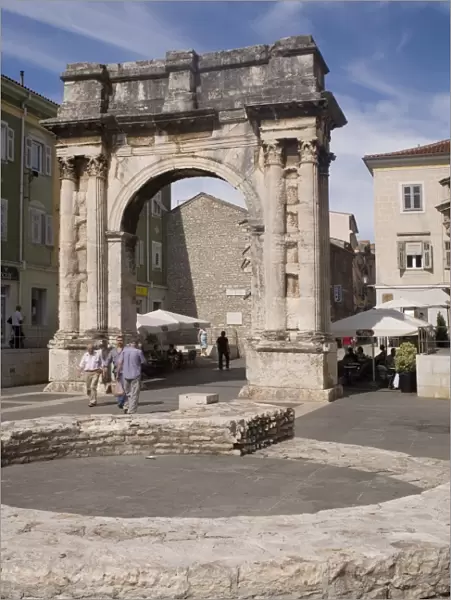 Triumphal Arch of the Sergi, Pula, Istria, Croatia, Europe