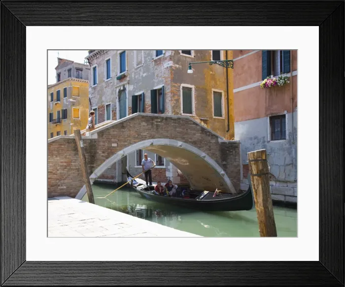 Framed Print : Gondola passing beneath the Ponte Ruga Vecchia, Santa Croce district, Venice Framed Print : Gondola passing beneath the Ponte Ruga Vecchia, Santa Croce district, Venice