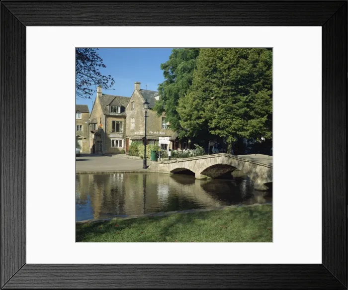 Framed Print : Bridge over the River Windrush, Bourton on the Water, Gloucestershire, England