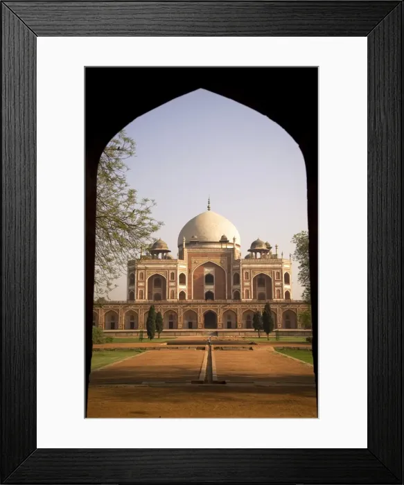 Framed Print : The Mughal emperor Humayans Tomb, UNESCO World Heritage Site, viewed through an arch Framed Print : The Mughal emperor Humayans Tomb, UNESCO World Heritage Site, viewed through an arch