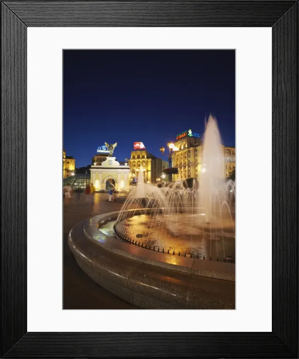 Framed Print : Independence Square (Maydan Nezalezhnosti) at dusk, Kiev, Ukraine, Europe Framed Print : Independence Square (Maydan Nezalezhnosti) at dusk, Kiev, Ukraine, Europe