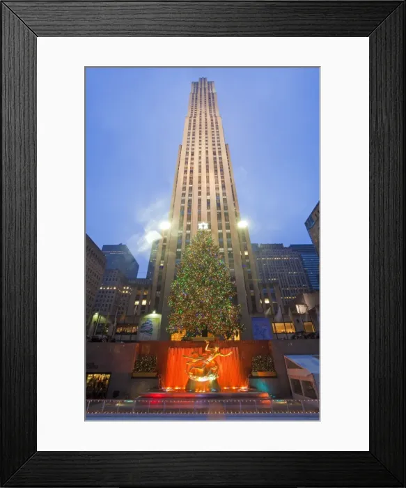 Framed Print : Christmas tree in front of the Rockefeller Centre building on Fifth Avenue Framed Print : Christmas tree in front of the Rockefeller Centre building on Fifth Avenue