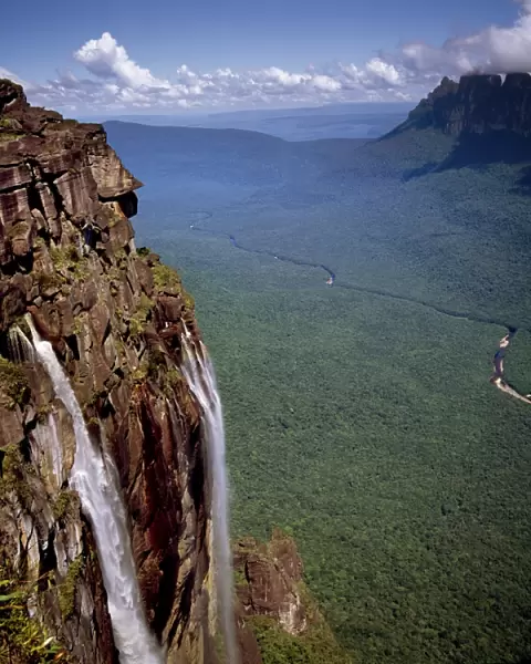 Angel Falls and Mount Auyantepui (Auyantepuy) (Devils Mountain), looking out to Churun Gorge