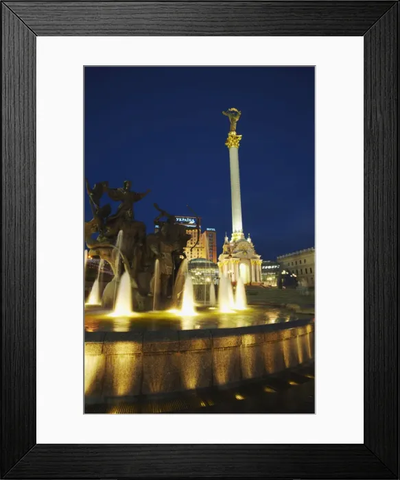 Framed Print : Fountain and statue in Independence Square (Maydan Nezalezhnosti), Kiev, Ukraine, Europe Framed Print : Fountain and statue in Independence Square (Maydan Nezalezhnosti), Kiev, Ukraine, Europe