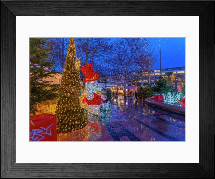 Framed Print : View of people and market stalls at Christmas, Breitscheidplatz, Berlin, Germany Framed Print : View of people and market stalls at Christmas, Breitscheidplatz, Berlin, Germany