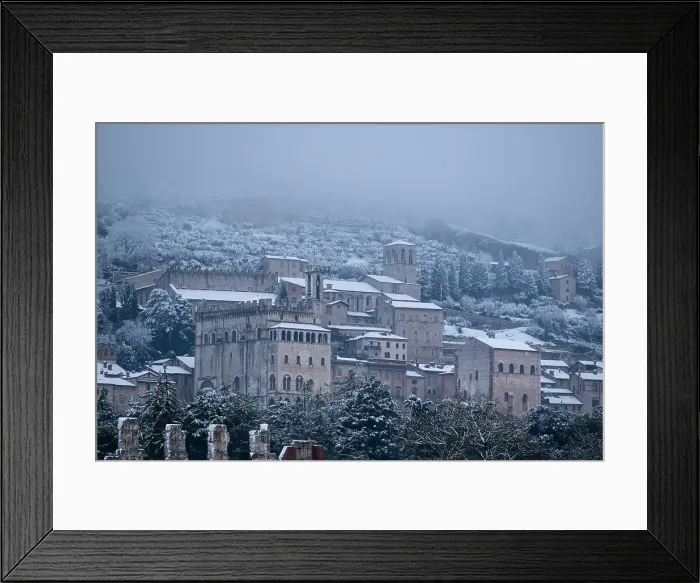 Framed Print : Palazzo dei Consoli (Palace of the Consuls) with snow, Gubbio, Umbria, Italy