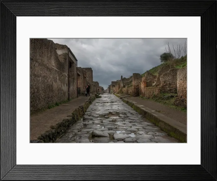 Framed Print : A cobblestone street running through the centre of the Roman ruins of Pompeii, UNESCO, Campania, Italy Framed Print : A cobblestone street running through the centre of the Roman ruins of Pompeii, UNESCO, Campania, Italy