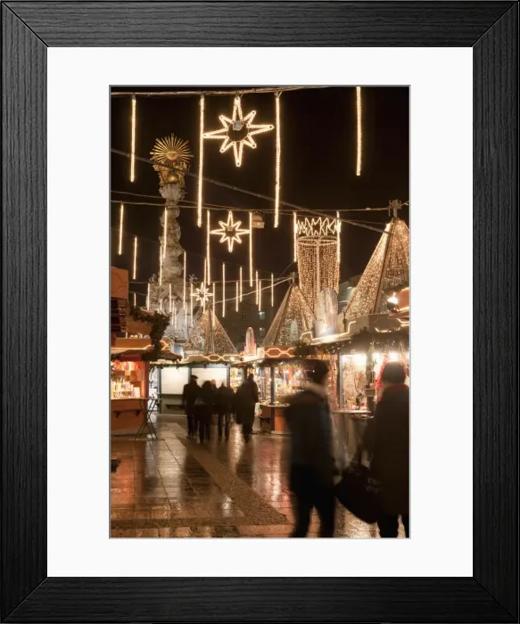 Framed Print : Stalls of Christmas Market, with Baroque Trinity Column in background, Hauptplatz