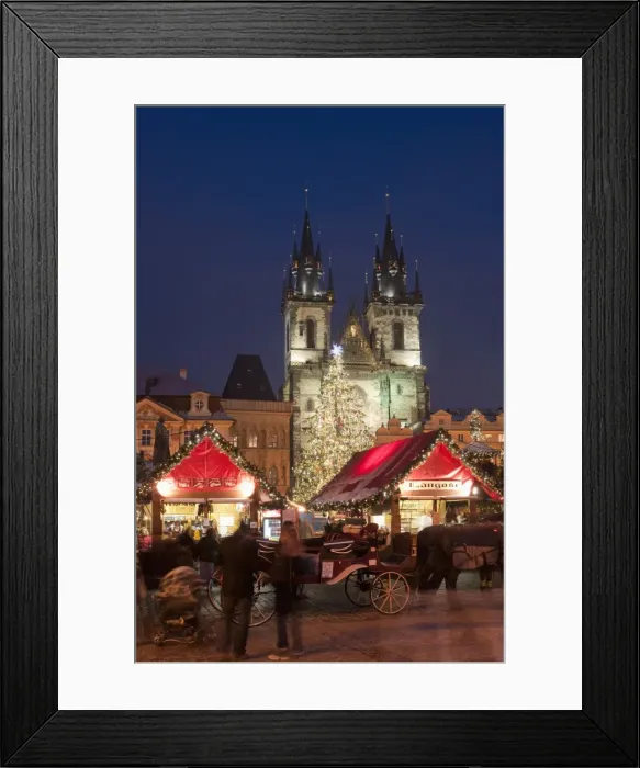 Framed Print : Horse drawn carriage at Christmas Market and Gothic Tyn Church at twilight