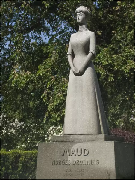 Staue of Maud, outside the Royal Palace, Oslo, Norway, Scandinavia, Europe